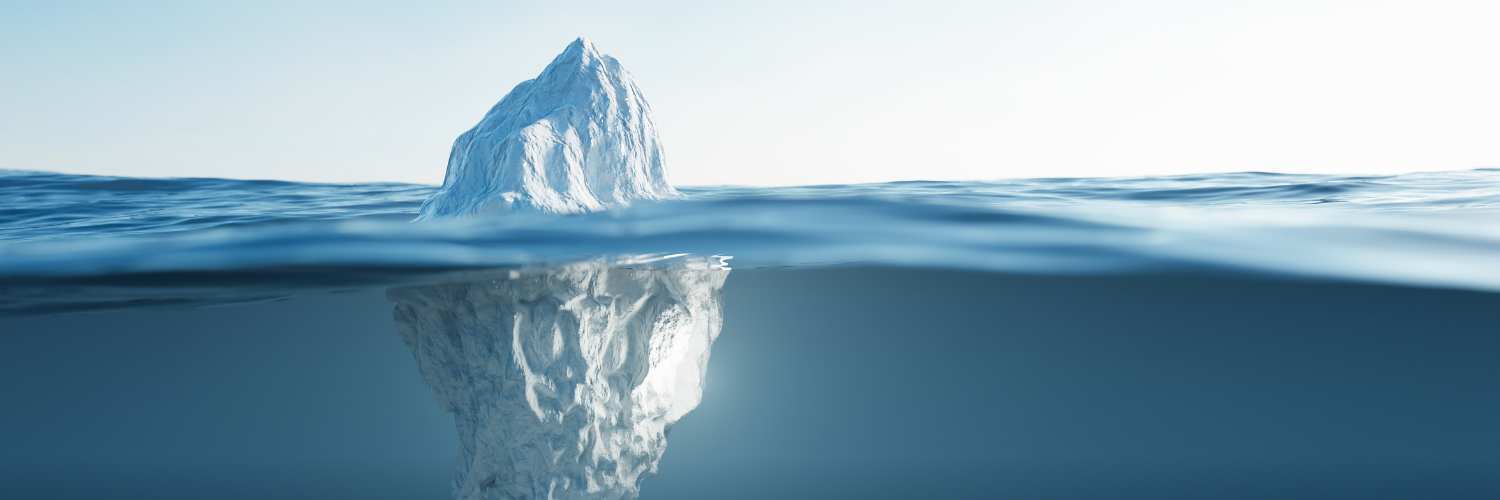 Eisberg_halb_im_Wasser